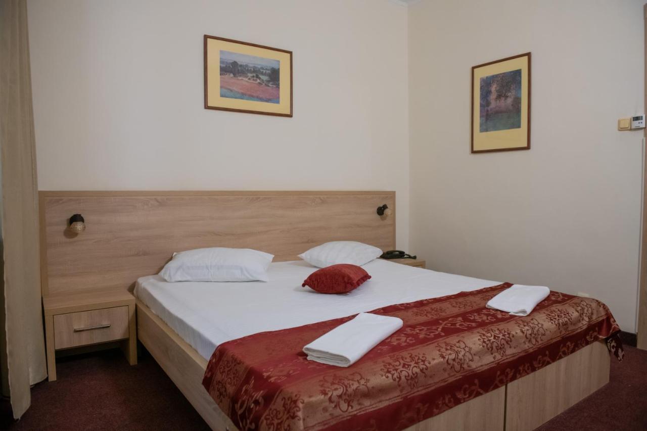 Hotel Panoramic Râmnicu Vâlcea エクステリア 写真