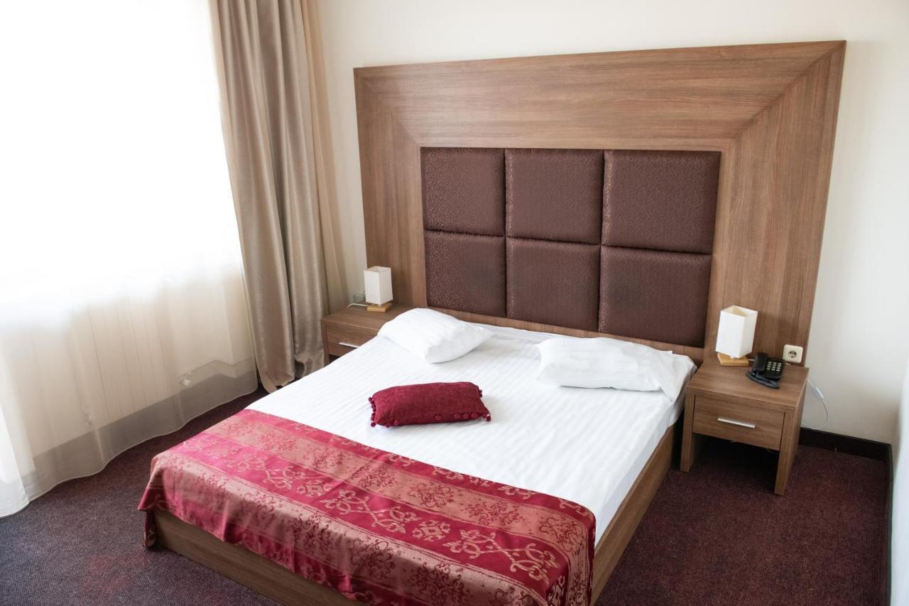 Hotel Panoramic Râmnicu Vâlcea エクステリア 写真